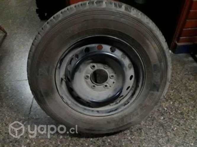 Neumático nuevo con llanta SsangYong