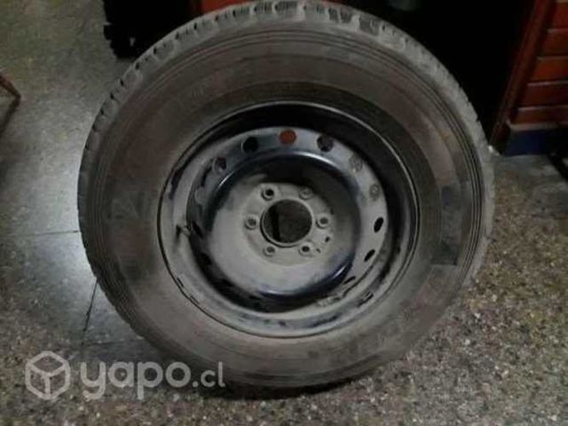 Neumático nuevo con llanta SsangYong