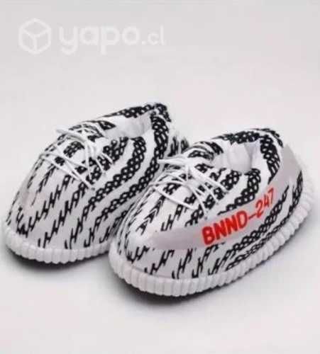 Pantuflas estilo zapatillas