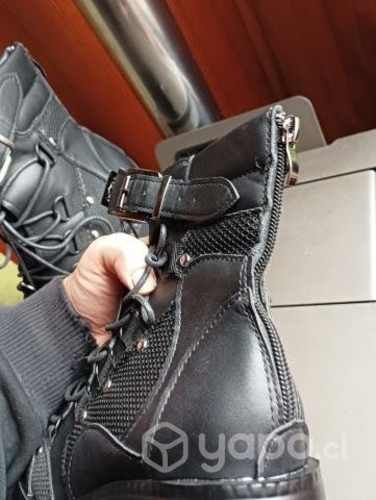 Botas estilo urbano con accesorios