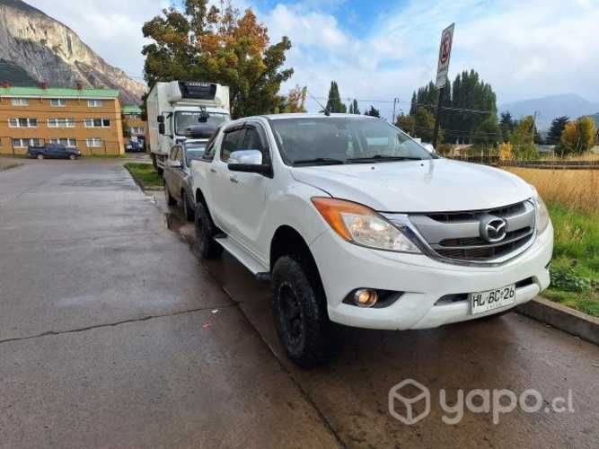 Mazda bt-50 2.2 4x4 año 2016 neumáticos con clavos