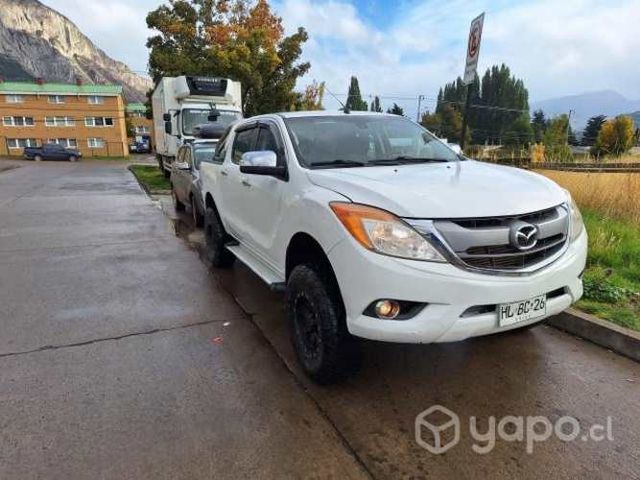 Mazda bt-50 2.2 4x4 año 2016 neumáticos con clavos