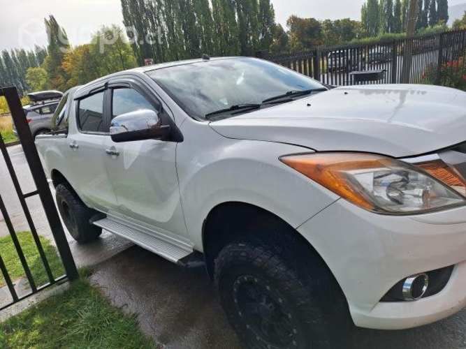 Mazda bt-50 2.2 4x4 año 2016 neumáticos con clavos