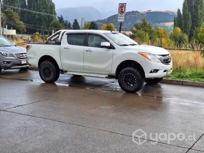 Mazda bt-50 2.2 4x4 año 2016 neumáticos con clavos