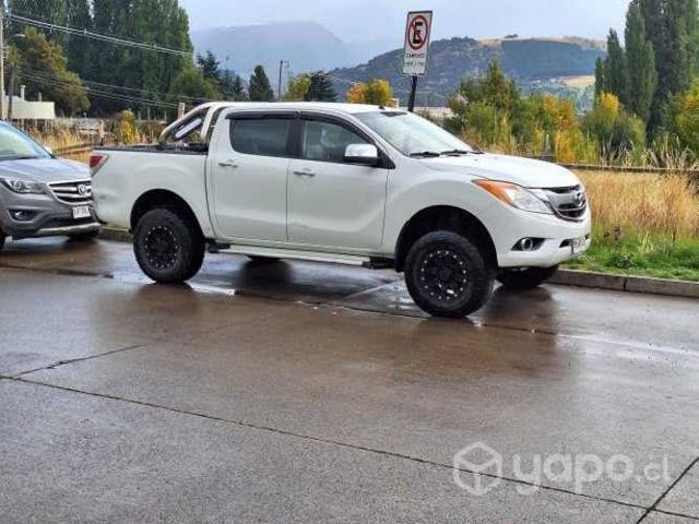 Mazda bt-50 2.2 4x4 año 2016 neumáticos con clavos