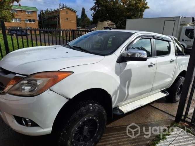 Mazda bt-50 2.2 4x4 año 2016 neumáticos con clavos