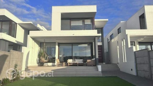 Moderna Casa de finas terminaciones 311 m2 Terreno