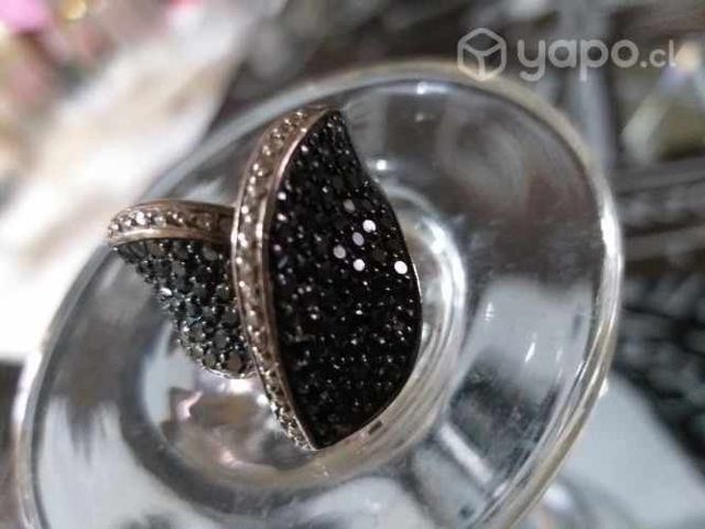 Anillo plata masiso con sircones es hermoso
