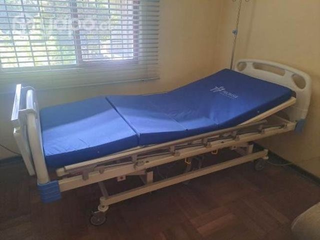 Cama clínica eléctrica