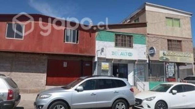 Casa con locales comerciales av. La Américas Hosp