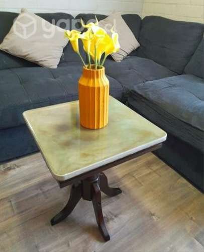 Mesa de centro con cubierta de resina epoxica