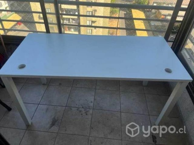 Escritorio oficina con soportes metal