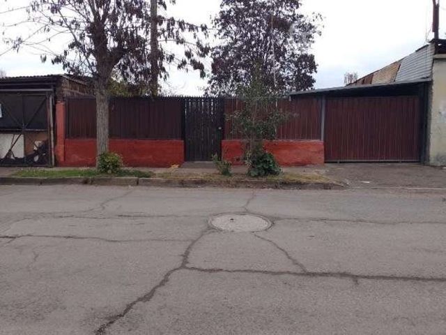 Amplia casa con gran terreno en el centro de Peñaflor