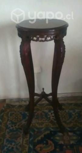 Mesa pedestal de madera noble tallada