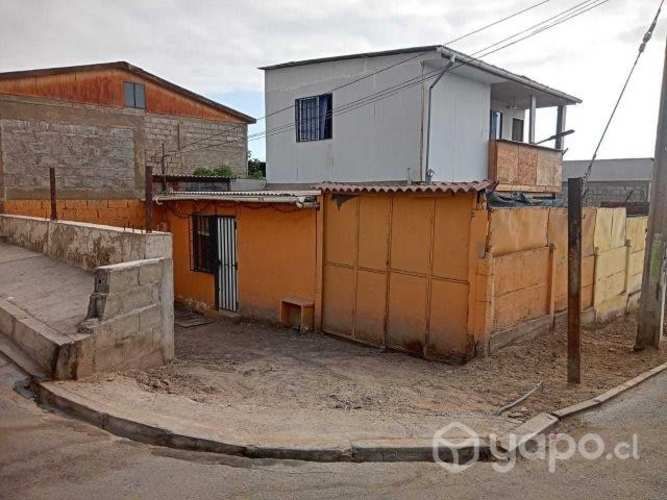 Se vende casa esquina con gran terreno