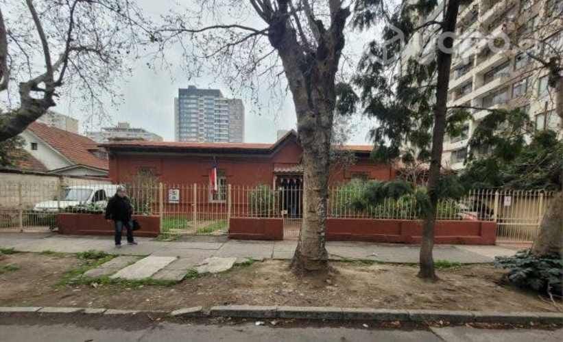 Amplia Casona 1112 M2 en la Comuna de San Miguel