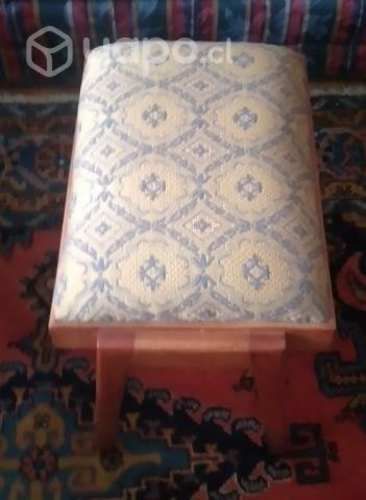 Banqueta antigua madera nativa retapizada