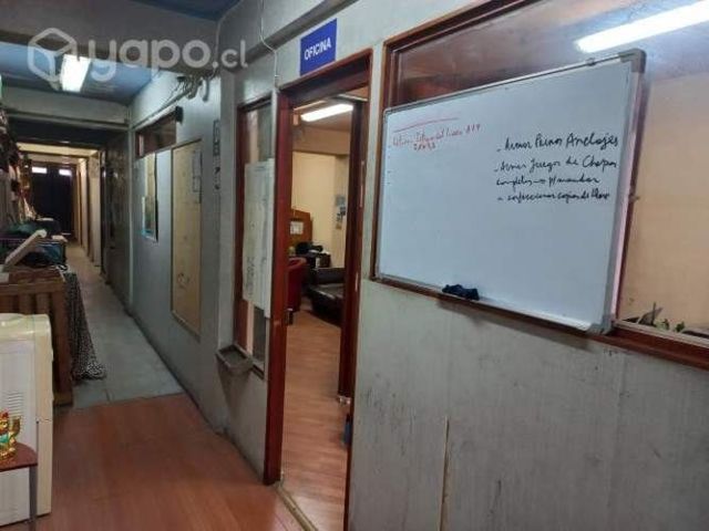 Casa, oficina, bodega c/ estacionamiento