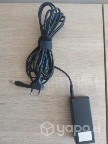 Notebook Toshiba con detalle en pantalla