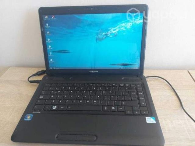 Notebook Toshiba con detalle en pantalla
