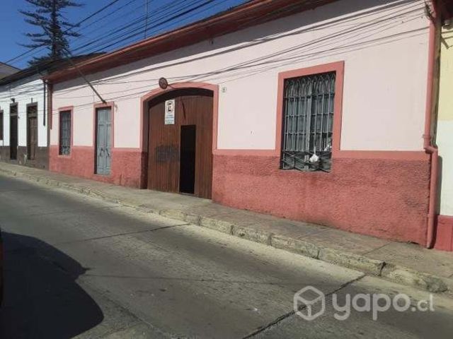 Casa central con amplio terreno oportunidad