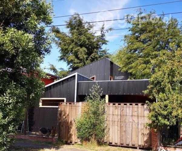 Casa semi nueva, gran patio, taller, invernadero