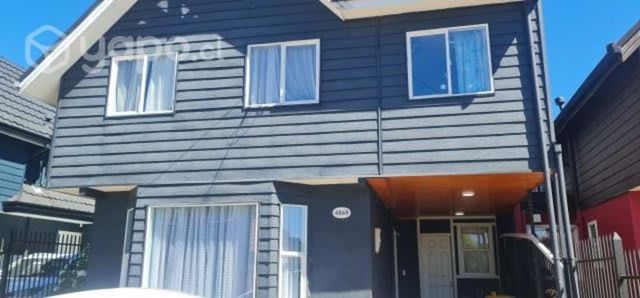 Ubicada frente al parque de juegos