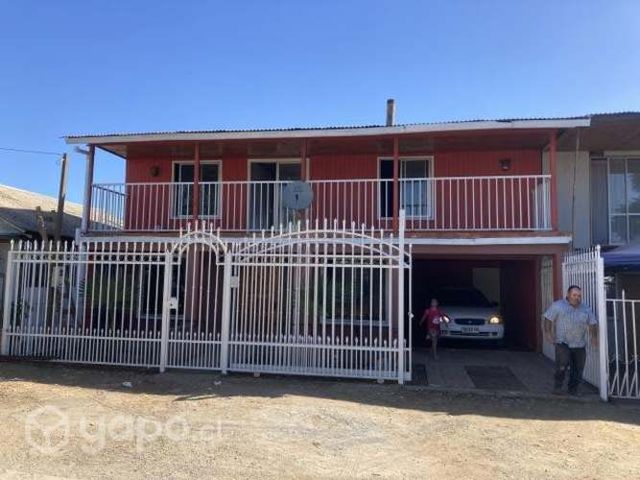 Casa con piscina, patio y jardín