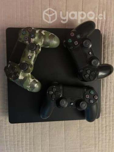 Play station 4 slim con 3 controles