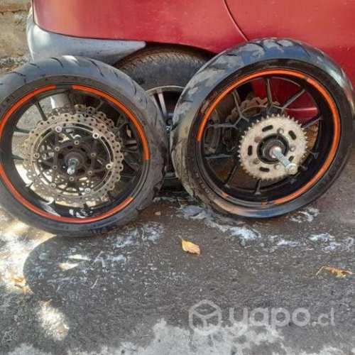 Llantas con neumáticos moto