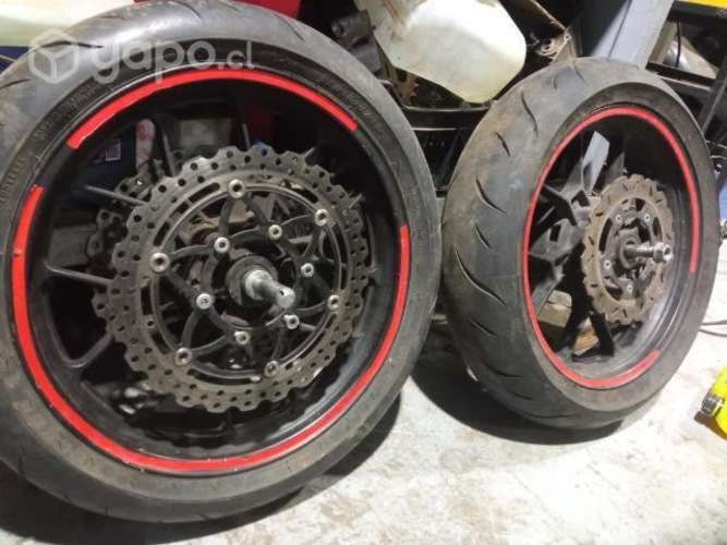 Llantas con neumáticos moto