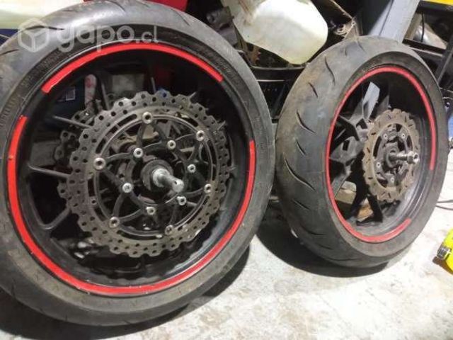 Llantas con neumáticos moto