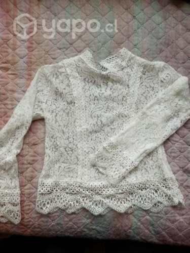 Polera de encaje blanco