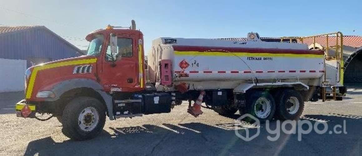 Camión combustible mack GU813 6x4 aut