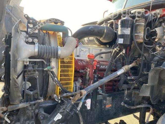 Camión combustible mack GU813 6x4 aut