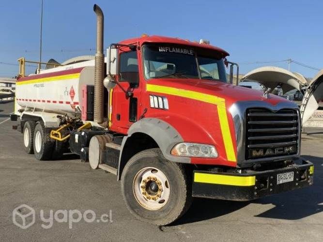 Camión combustible mack GU813 6x4 aut