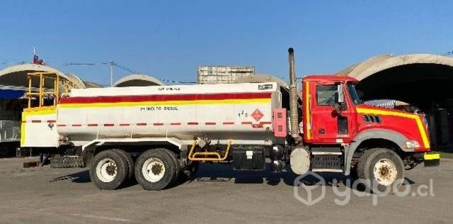 Camión combustible mack GU813 6x4 aut