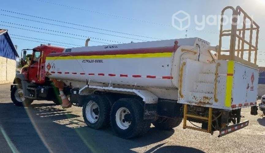 Camión combustible mack GU813 6x4 aut