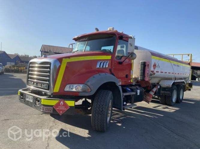 Camión combustible mack GU813 6x4 aut