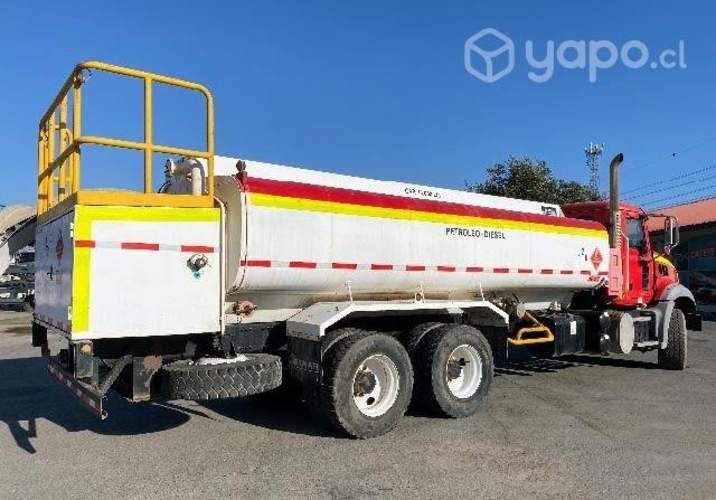 Camión combustible mack GU813 6x4 aut