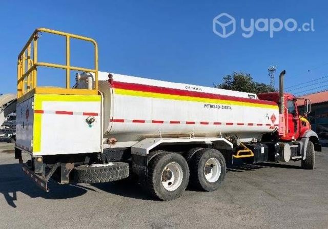 Camión combustible mack GU813 6x4 aut