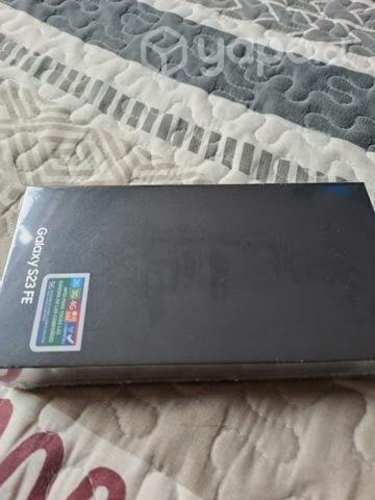 Dos celulares galaxy S23 Fe y Huawei Y9 prime