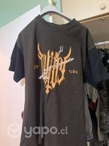 Polera Café con Estampado naranjo y Mangas Negras