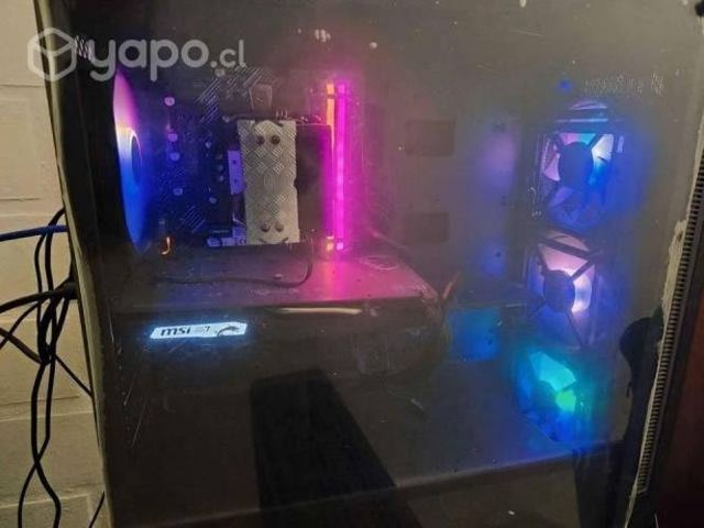 Pc gamer y 2 monitores y teclado