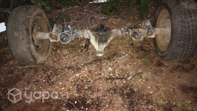 Se vende eje para carro con ruedas aro 16