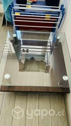 Mesa de centro de vidrio y base de madera