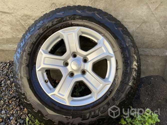 Llanta Jeep Wrangler 17 x 7.5 con neumático