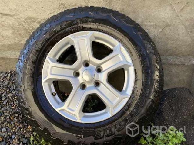 Llanta Jeep Wrangler 17 x 7.5 con neumático