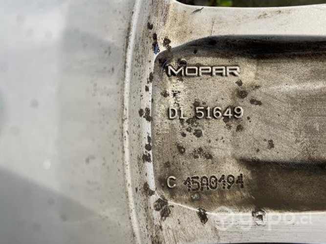 Llanta Jeep Wrangler 17 x 7.5 con neumático