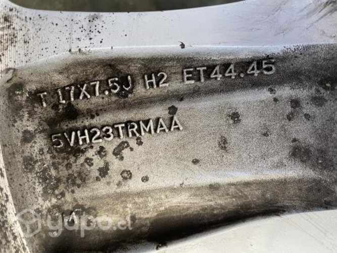 Llanta Jeep Wrangler 17 x 7.5 con neumático